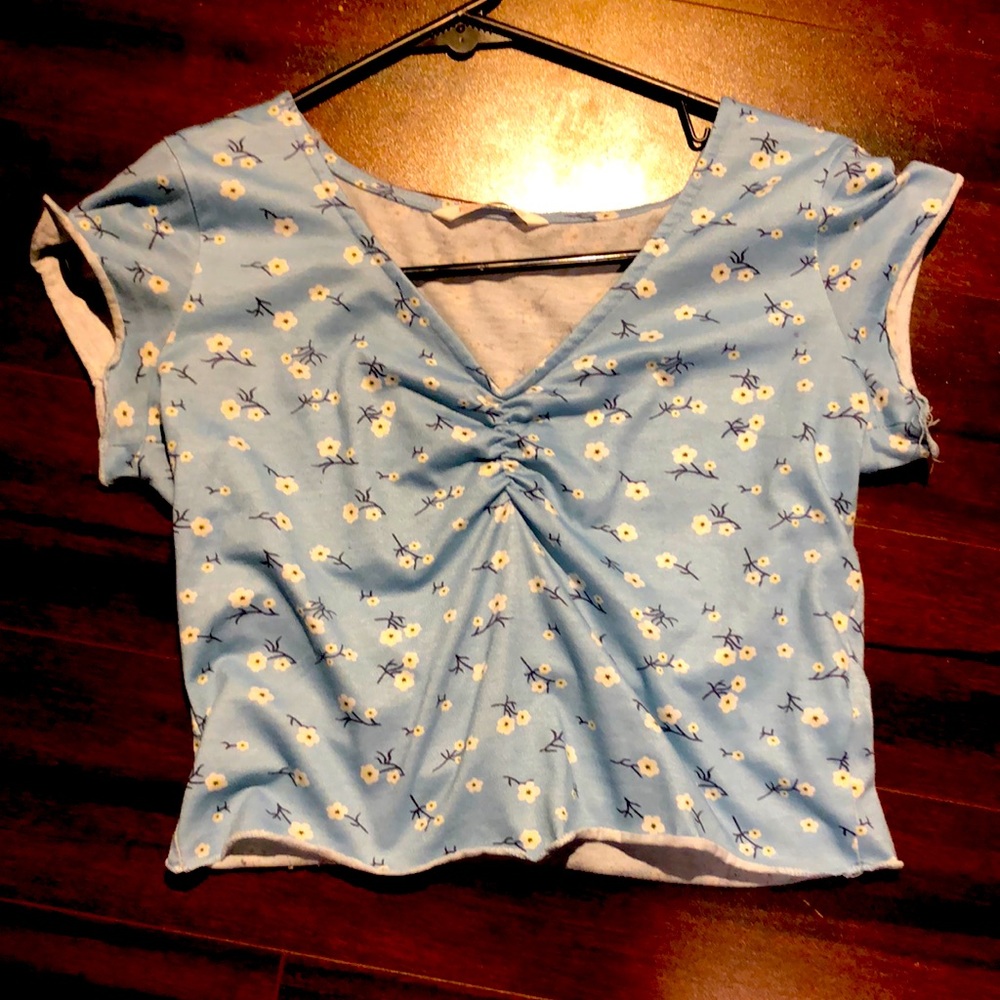 Blue crop top v-neck with white flowers from Romwe
